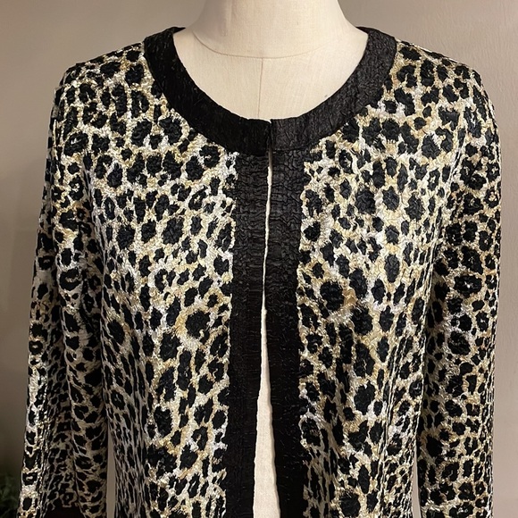 CHICO’S textured crinkled cheetah cardigan lightweight 1 hook an eye closure Med - Picture 5 of 15
